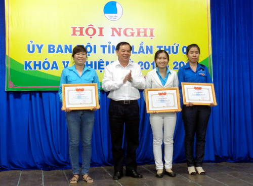 Ông Trần Ngọc Tam - Phó Chủ tịch Ủy ban Nhân dân tỉnh trao bằng khen cho 03 đơn vị dẫn đầu